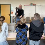 Knochen, Beile und viel Geschichte – Stadtarchäologe besucht Sally-Perel-Realschule in Meinersen
